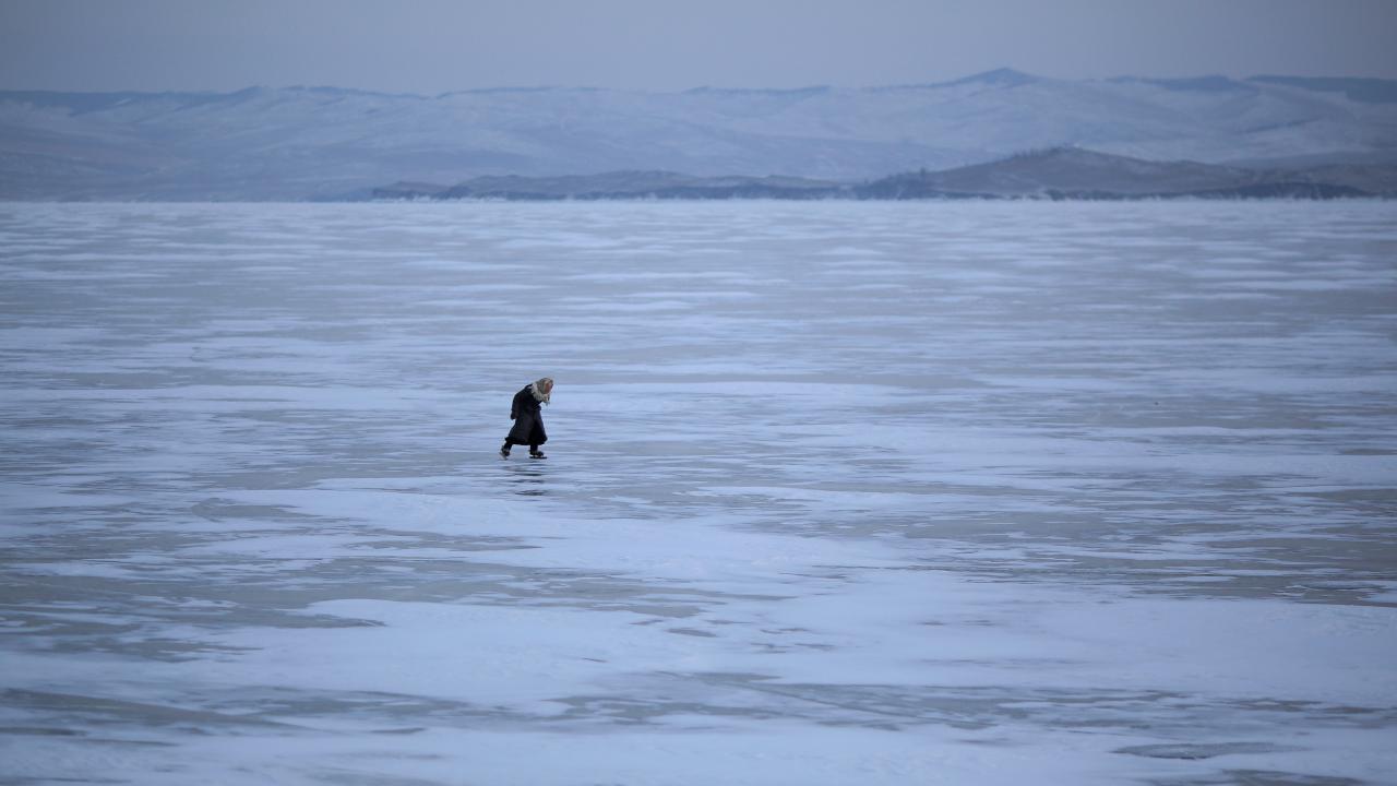 Çocukluğundan bu yana Baykal Gölü`nün kıyısında oturan Lyubov Morekhodovatakes, kar nedeniyle yaya ulaşımın zorlaştığı bölgede patenini kullanıyor.
