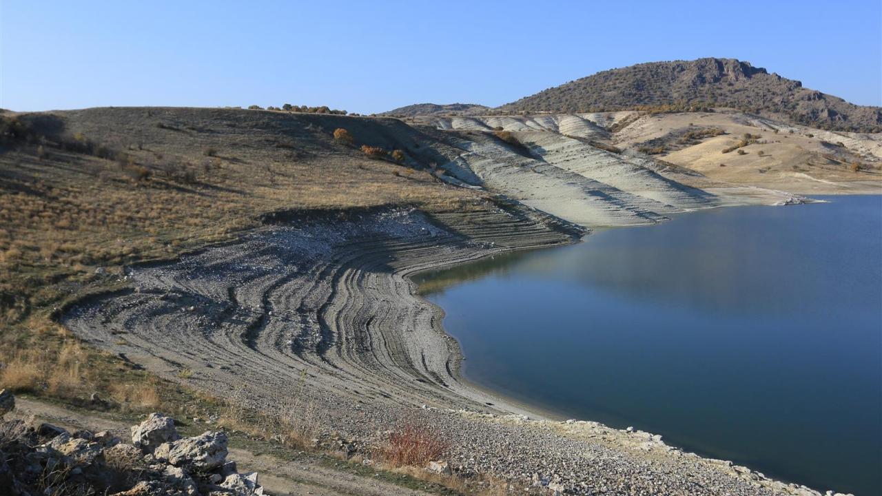 Kuraklıkla mücadele sürecinde tüm yurdu etkisi altına alan yağışlı hava, akıllara barajlardaki doluluk oranını getirdi.