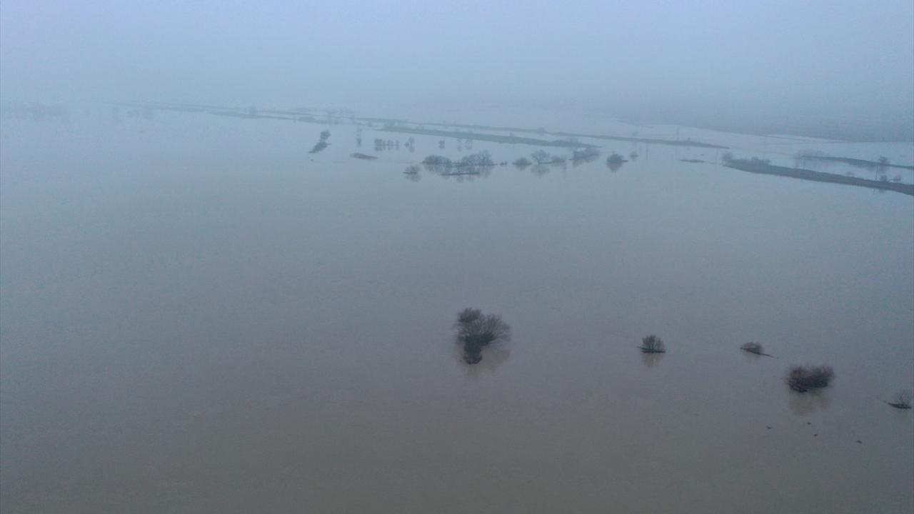 Uzunköprü ilçesinde yer yer taşkınlara neden olan Ergene`nin suyu, nehir yatağı kenarındaki tarım arazilerine yayılmaya devam ediyor.