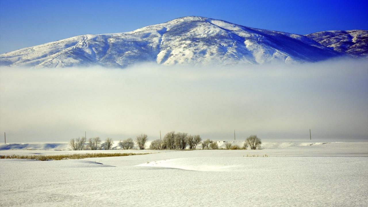 Kar yağışının ardından sis bulutunun beyaz örtüyle buluşması güzel görüntüler oluşturdu.