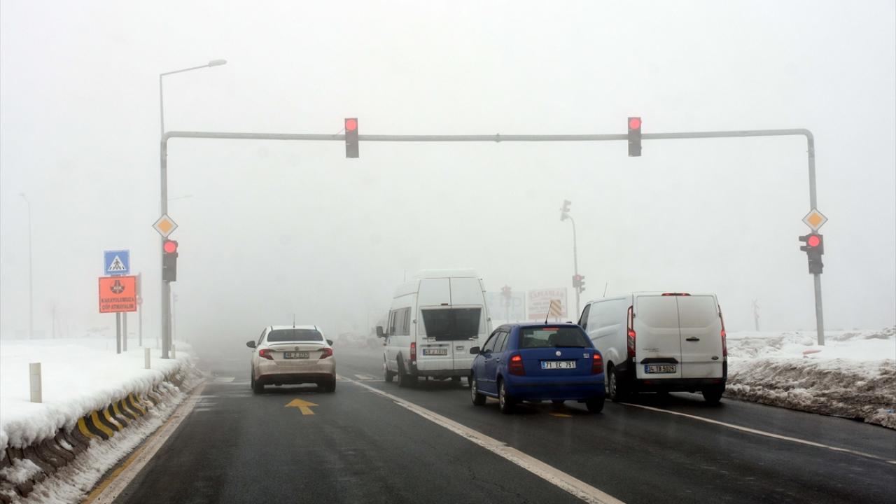 Kentte yoğun sis nedeniyle araçlar ilerlemekte güçlük çekti.