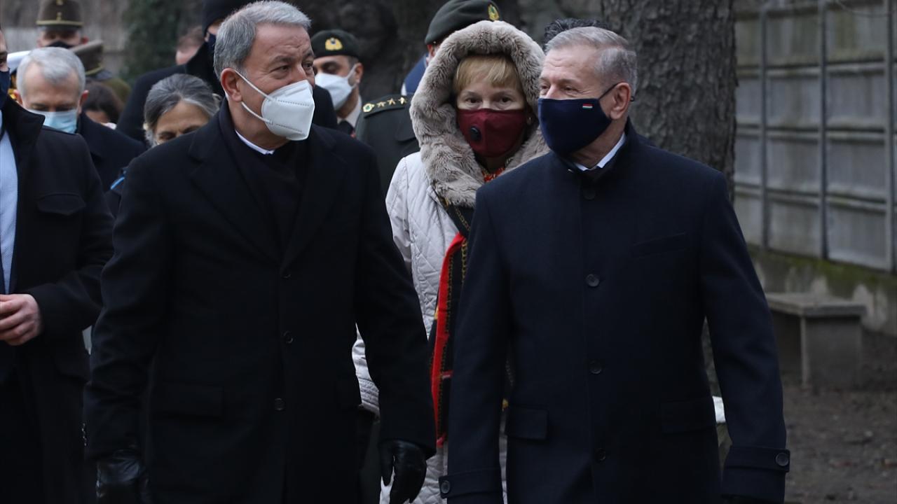 Bakan Akar, Macaristan Savunma Bakanı Tibor Benko ile Budapeşte`deki Türk Şehitliği`ni ziyaret etti.