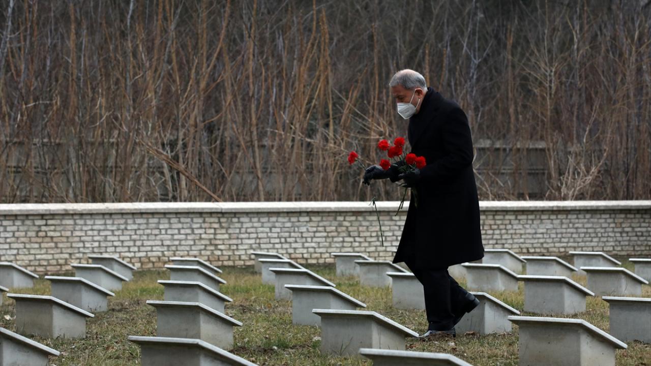  Bakan Akar, mezarlara karanfil bıraktı.