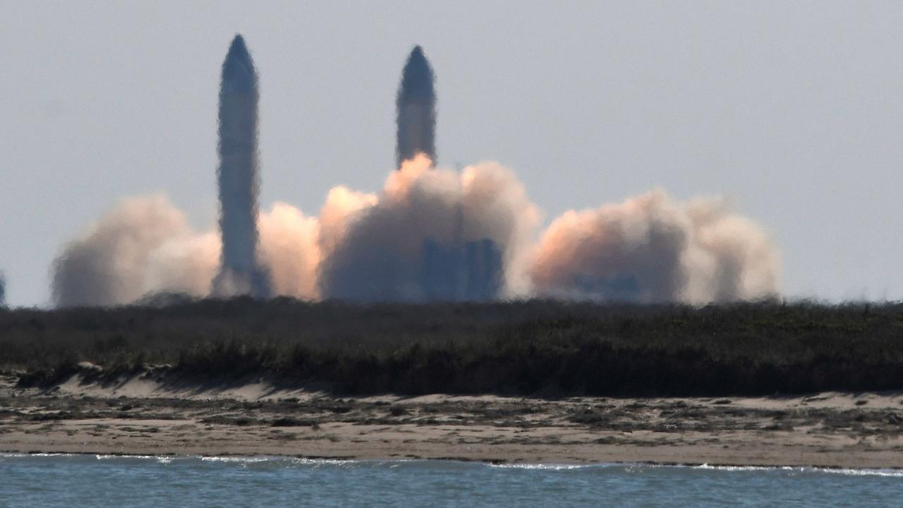 SpaceX`in prototip insansız roketinin test uçuşu, Texas`taki Boca Chica tesisinde gerçekleştirildi.