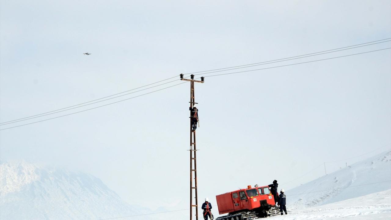 Çağrı merkezine gelen talepleri karşılamak için gece gündüz çalışan ekipler, yüksek gerilim hatlarındaki arızaları drone ile tespit ediyor.