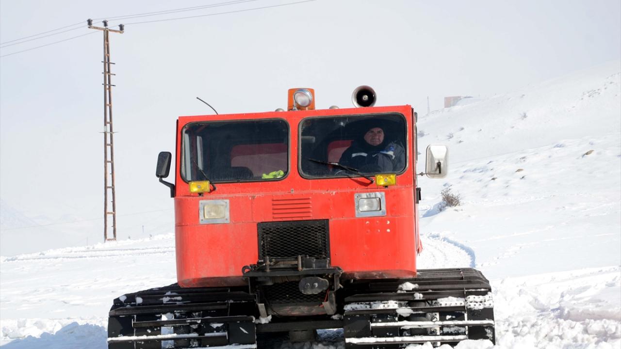 VEDAŞ Sistem İşletme Müdürü Ömer Çelebi, gazetecilere yaptığı açıklamada, kent sakinlerinin sıkıntı yaşamaması için ekiplerin sürekli hazır bekletildiğini söyledi.