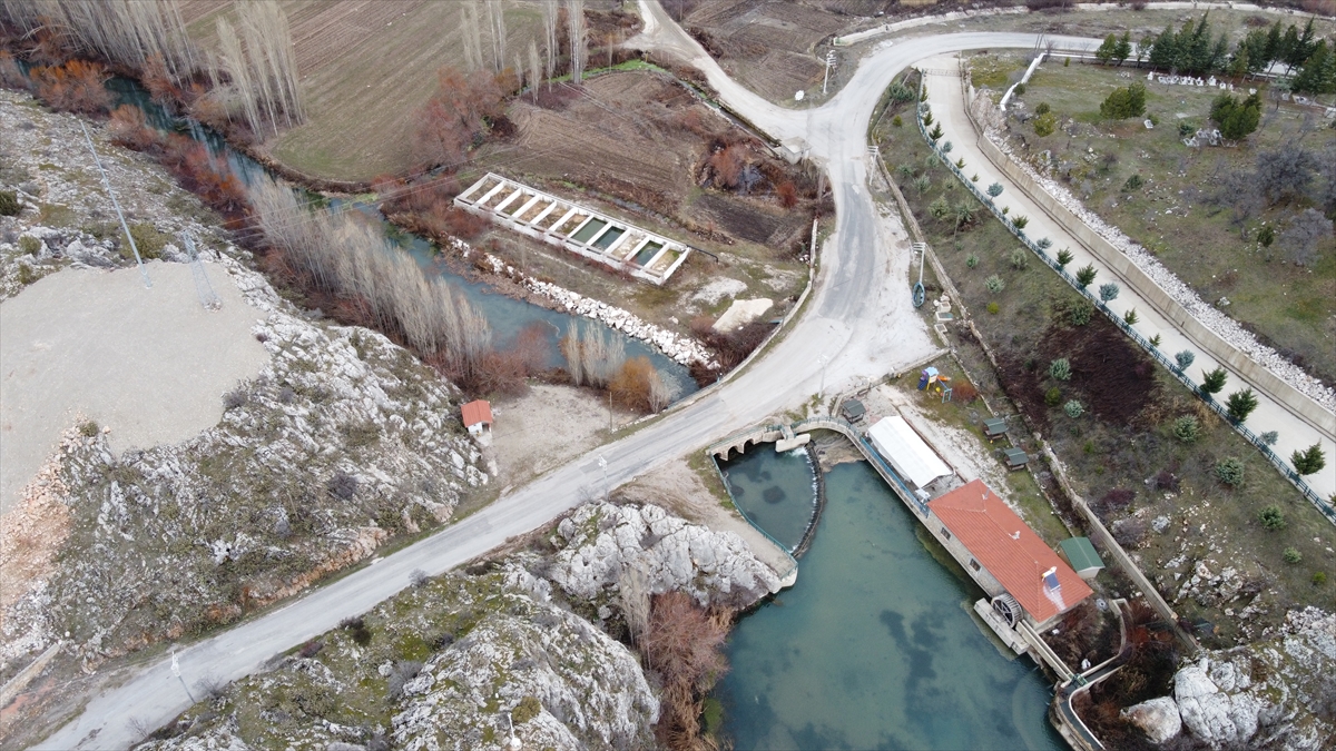Adaköy Mahallesi sınırlarındaki, Beyşehir Gölü`nü besleyen önemi su kaynaklarından Kargılı Deresi, son yağışlardan olumlu etkilendi.