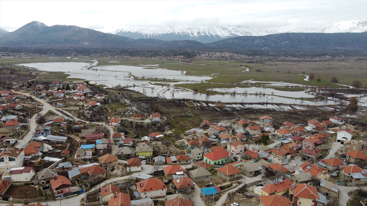 Adaköy Mahallesi sakinlerinden Hacı Kartal, uzun yıllar önce çarklarıyla tarihi su değirmenini döndüren Kargılı Deresi`nin yaşanan kuraklık nedeniyle son 2 aydır kuruduğunu söyledi.