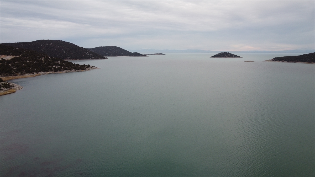 Derebucak sakinlerinden Mehmet Duymaz da ilçede kar yağışının önceki yıllara göre daha az olduğunu vurgulayarak, "Derebucak Barajı`nda yağış öncesi çok az su vardı ama yağıştan sonra tamamen dolmuş. Göle çok güzel su akıyor şu anda." ifadelerini kullandı.