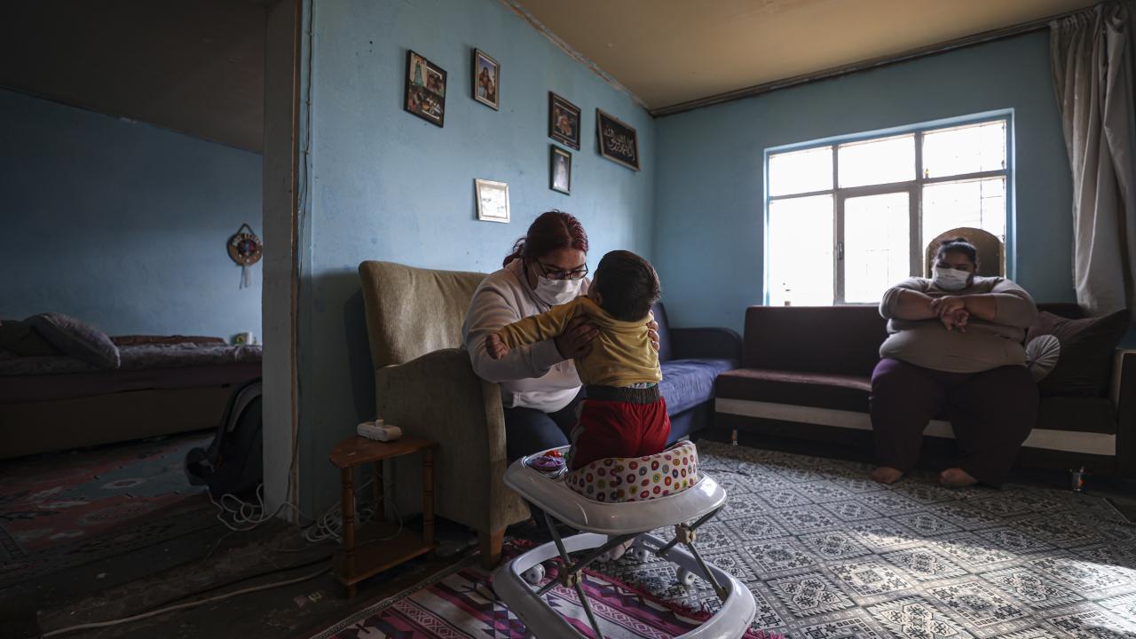 "Çocuklarımı eve çıkarmak, indirmek için sırtımda taşıyorum"