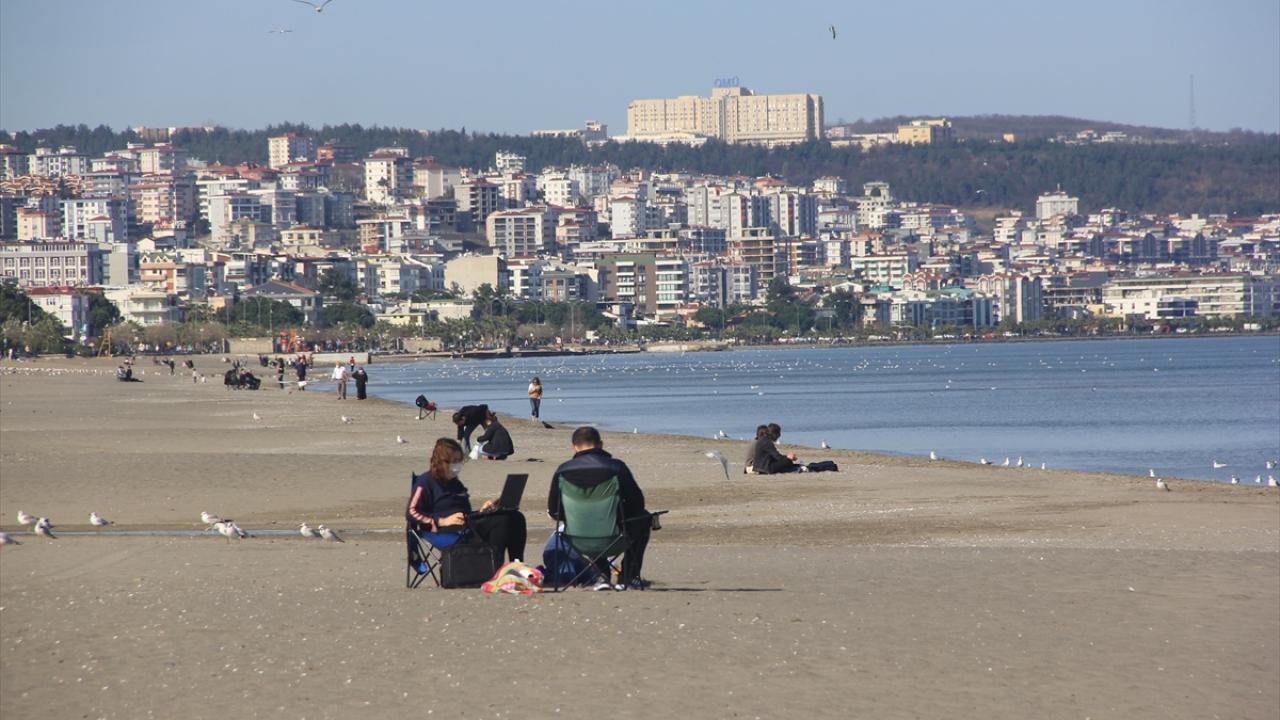 Meteoroloji Genel Müdürlüğü verilerine göre, Antalya`da 22, Adana`da 20, Mersin`de 21 derece olan hava sıcaklığı Samsun`da 23 dereceleri buldu.