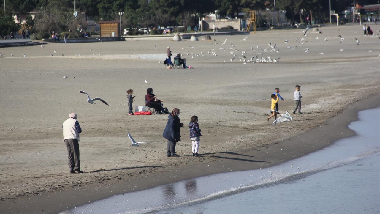Vatandaşlar sahilde bisiklet sürdü, kumsalda sosyal mesafeye uyarak dinlendi. Çocuklar da kendilerine tanınan sürede parklarda oyun oynadı.