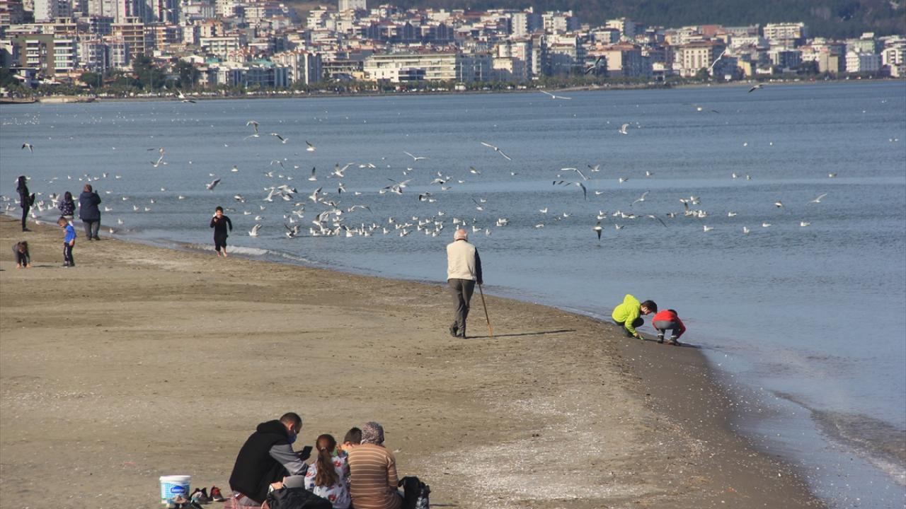 Vatandaşların maske takıp, sosyal mesafe kurallarına uygun hareket ettiği görüldü.