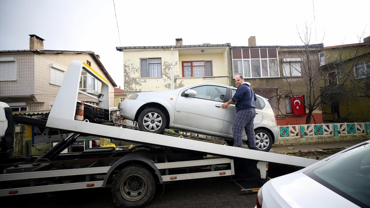 Evleri zarar gören vatandaşlar da temizlik çalışmalarını sürdürüyor. Taşkında zarar gören araçlar tamir edilmek üzere çekiciler yardımıyla bölgeden alındı.