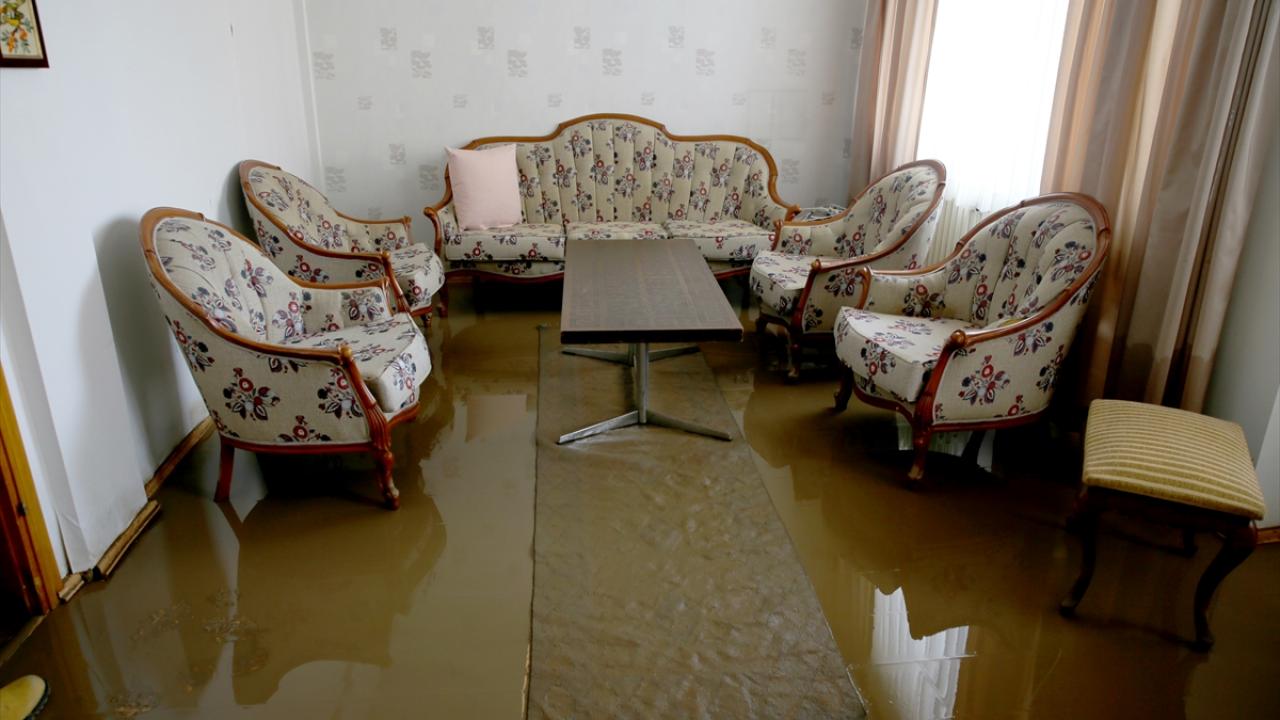 Ceylan, gazetecilere yaptığı açıklamada, dün beldelerinde sağanak yağıştan kaynaklı su baskınlarının yaşandığını söyledi.