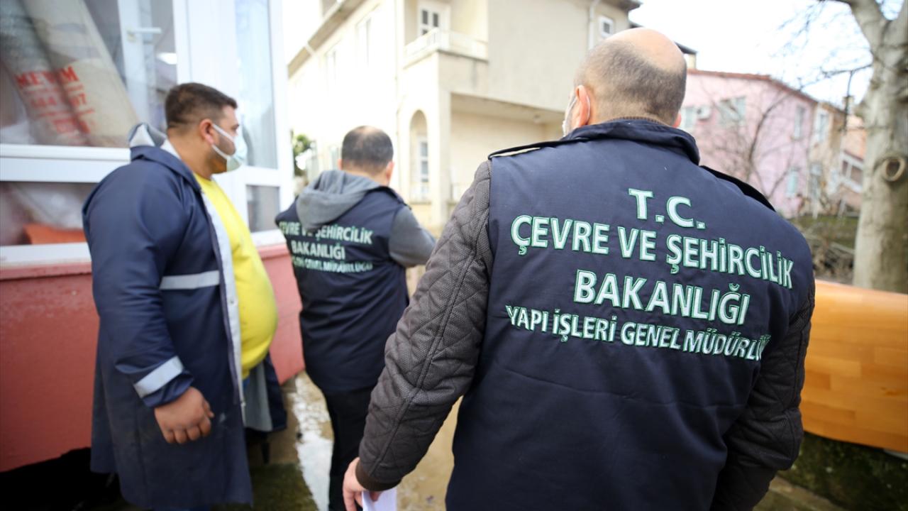 Evlerinde mahsur kalanları iş makineleri ile tahliye ettiklerini anlatan Ceylan, devletin tüm imkanlarının seferber edildiğini bildirdi.