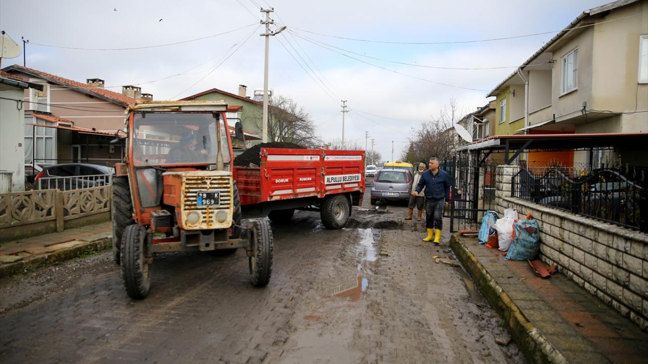 Çınar evinin içine dolan suyun 15 santimetre derinliğe ulaştığını, eşyalarının kullanılamaz hale geldiğini söyledi.