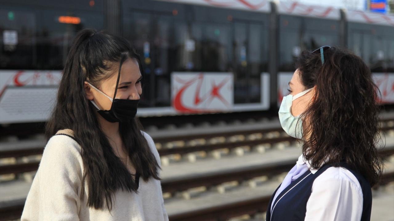 Yaşadığı anları anlatan Huntürk, arkadaşının evinden çıkıp kendi evine tramvay ile gitmek isterken durakta telefonla konuştuğu sırada baygınlık geçirdiğini belirtti.