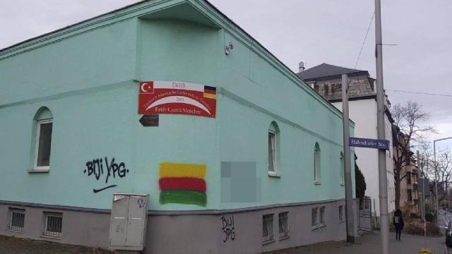 Almanyada terör örgütü yandaşlarından camiye boyalı saldırı