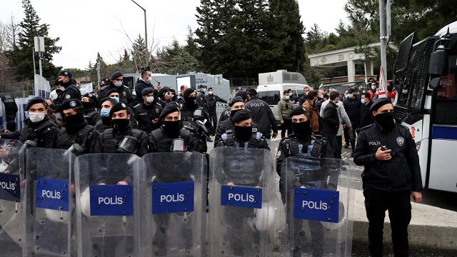 Kadıköydeki eylemde polis arabasına zarar veren şüpheli tutuklandı
