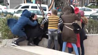 Bursa'da şiddetli lodos: Birbirlerine tutunarak ayakta kaldılar