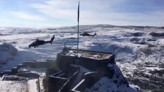 Tatbikata giden helikopterden ay yıldızlı bayrağa selam