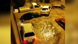 İzmir'deki selden çarpıcı görüntüler: Araçlar böyle sürüklendi