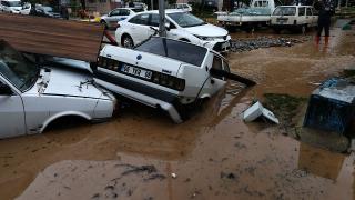 İzmir sağanağa teslim: Bir aylık yağış bir gecede düştü
