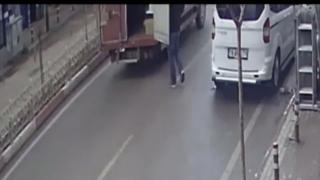 Kamyonetin açık kalan kapısı yoldaki yayaya çarptı