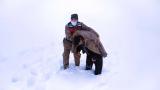 Erzincan'da kar ve tipide donma tehlikesi geçiren kişinin yardımına Mehmetçik yetişti