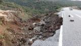 Çanakkale'de sağanak dolayısıyla sürüklenen kayalar bazı yolların kapanmasına neden oldu