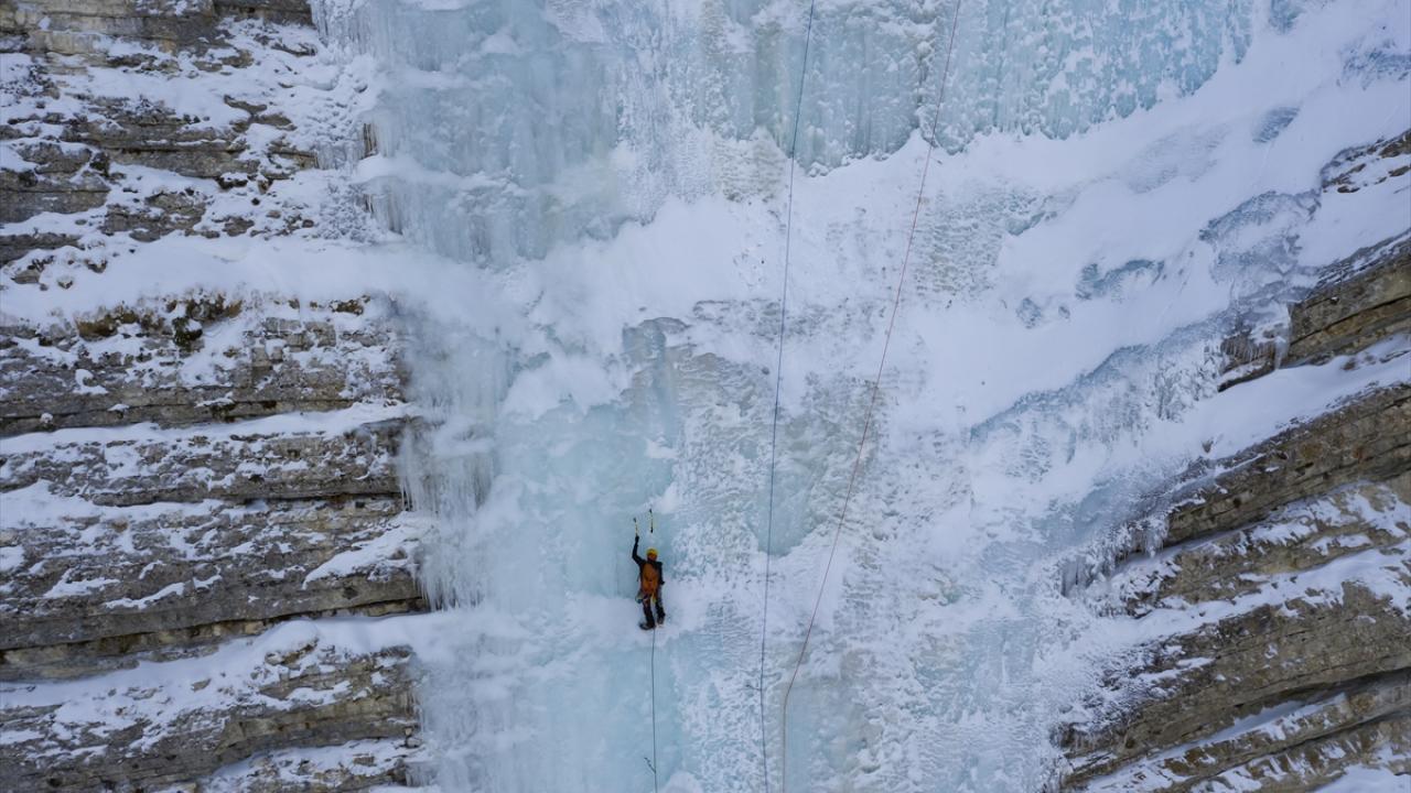 Buz tutan şelaleleriyle ünlü dağcıları ağırlıyor