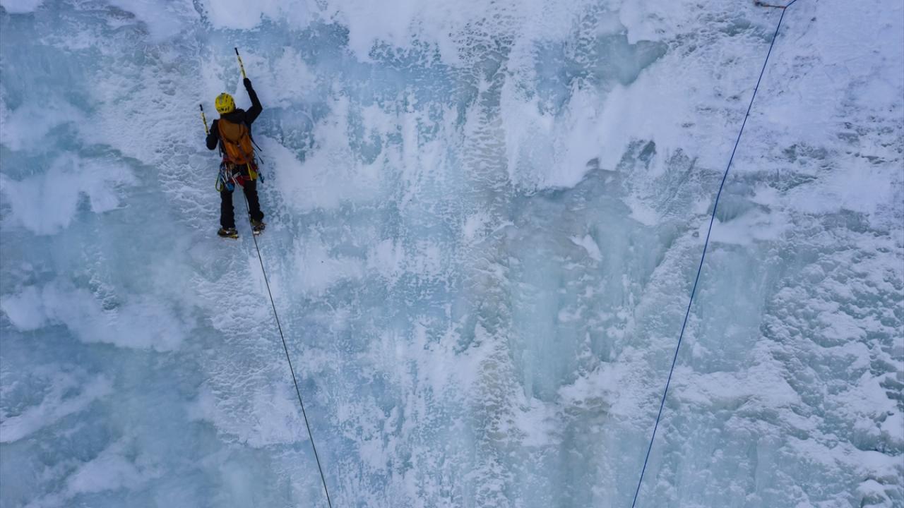 Turistler kayak ve yamaç paraşütüyle aksiyon dolu anlar yaşıyor