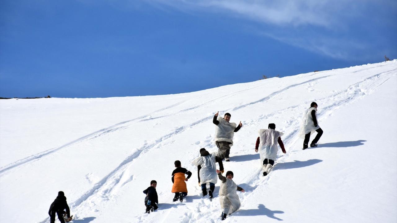 Çocukların düşe kalka kayak yapması renkli görüntüler oluşturdu.