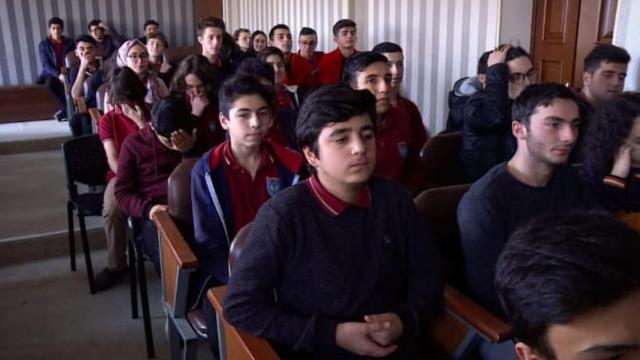 TRT'nin deneyimli isimleri tecrübelerini Azerbaycanlı öğrencilere aktardı