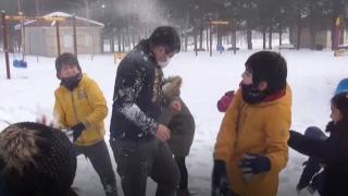 Polisin çocuklarla kartopu eğlencesi