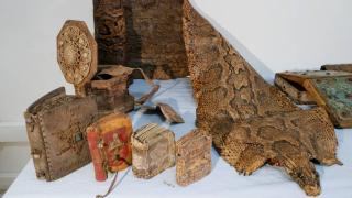 Şanlıurfa'da Ortaçağ'a ait işlemeli piton derisi ve dini kitaplar ele geçirildi