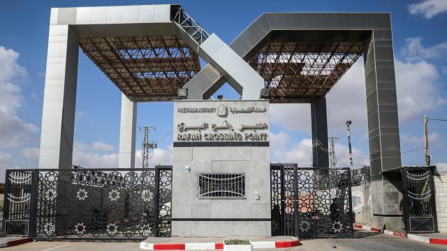Mısır Refah Sınır Kapısını yeniden çift yönlü açtı