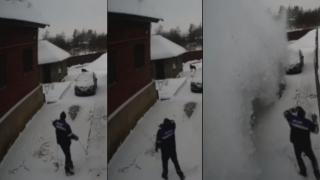 Çatıdan düşürdüğü karın altında kaldı