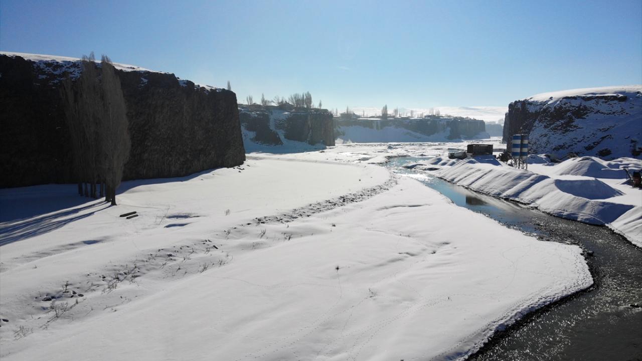 Yazın gelin ve damatları, ilkbaharda doğa tutkunlarını ağırlıyor
