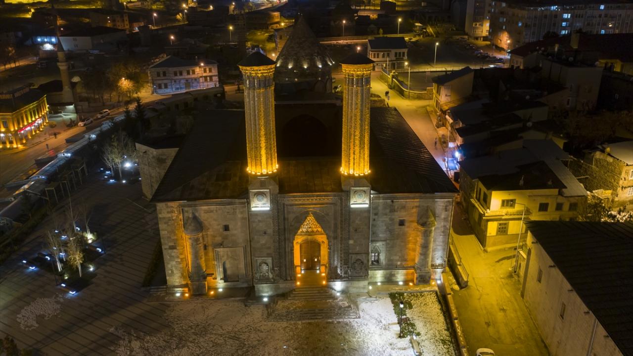 Şehir ışıklandırılan tesisleriyle geceleri ışıl ışıl