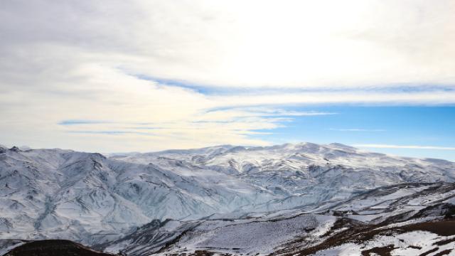 Yalancı bahar Ağrı ve Iğdırda dağlardaki karı eritti