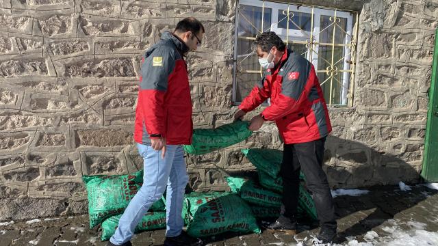 Ağrıda ihtiyaç sahibi 100 çocuk ve ailelerine kışlık giyecek, kömür ve kumanya dağıtıldı