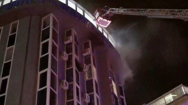 Hem kendini hem otel odasını yaktı