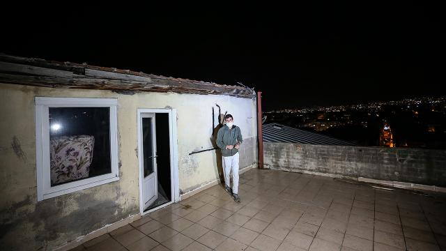 Çay içtiği sırada üstündeki çatı uçtu