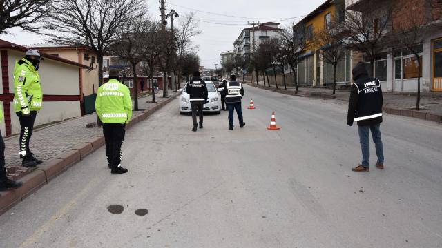 Kırıkkalede kısıtlamaya uymayan 27 kişiye para cezası
