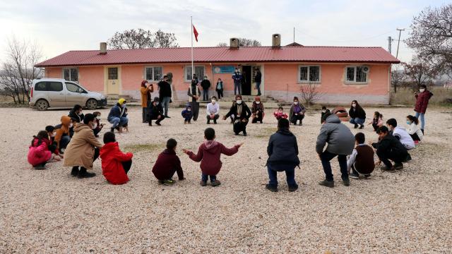 Gönüllü gençler köy okullarını yüz yüze eğitime hazırlıyor