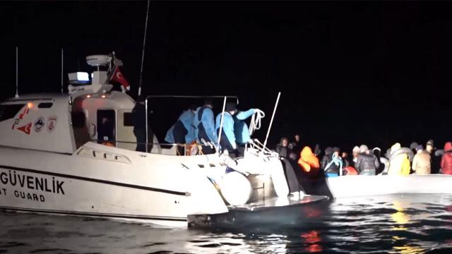 Çanakkalede 13 sığınmacı kurtarıldı