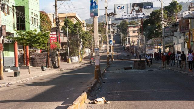 Haitide 2 haftada 8 bin 500 kadın ve çocuk evlerini terk etti