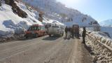 Hakkari'de dağdan kopan kaya parçaları nedeniyle Şemdinli-Yüksekova yolu kapandı